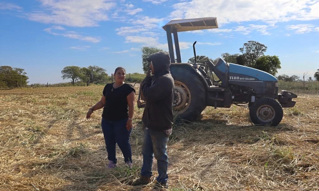 Dos personas trabajando en laptops