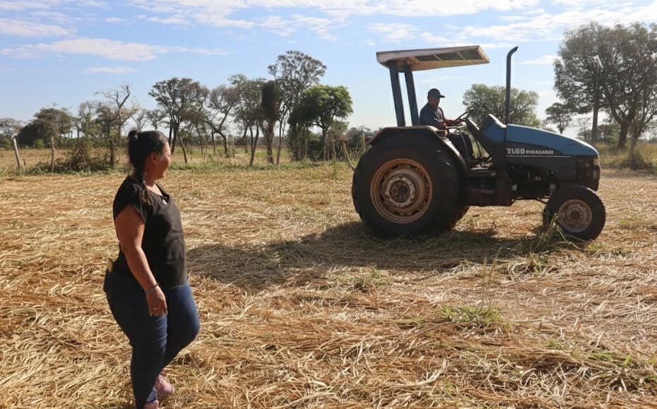 Profesional emocionado con laptop en fondo amarillo